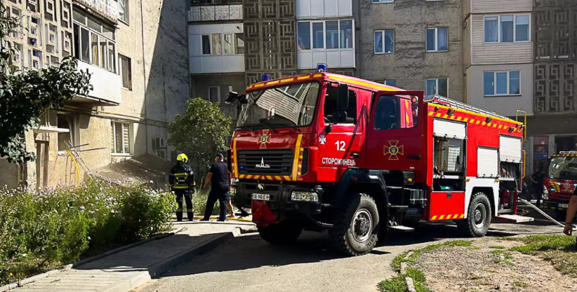 У Сторожинці під час пожежі вогнеборці евакуювали 2 людей