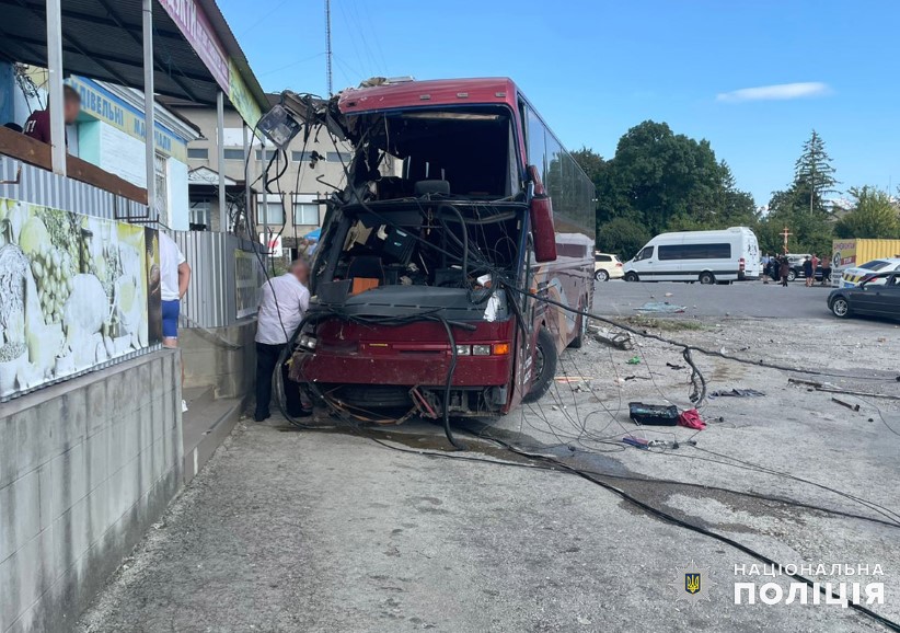 У Хмельницькій області автобус під керуванням буковинця потрапив у ДТП