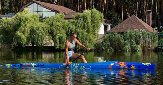 Організатори Олімпіади змусили українку заліпити частину фрази “I am Ukrainian” на каное