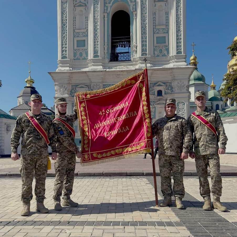 42 Окрема механізована бригада отримала бойовий прапор і відзнаки за стійкість та просування вперед