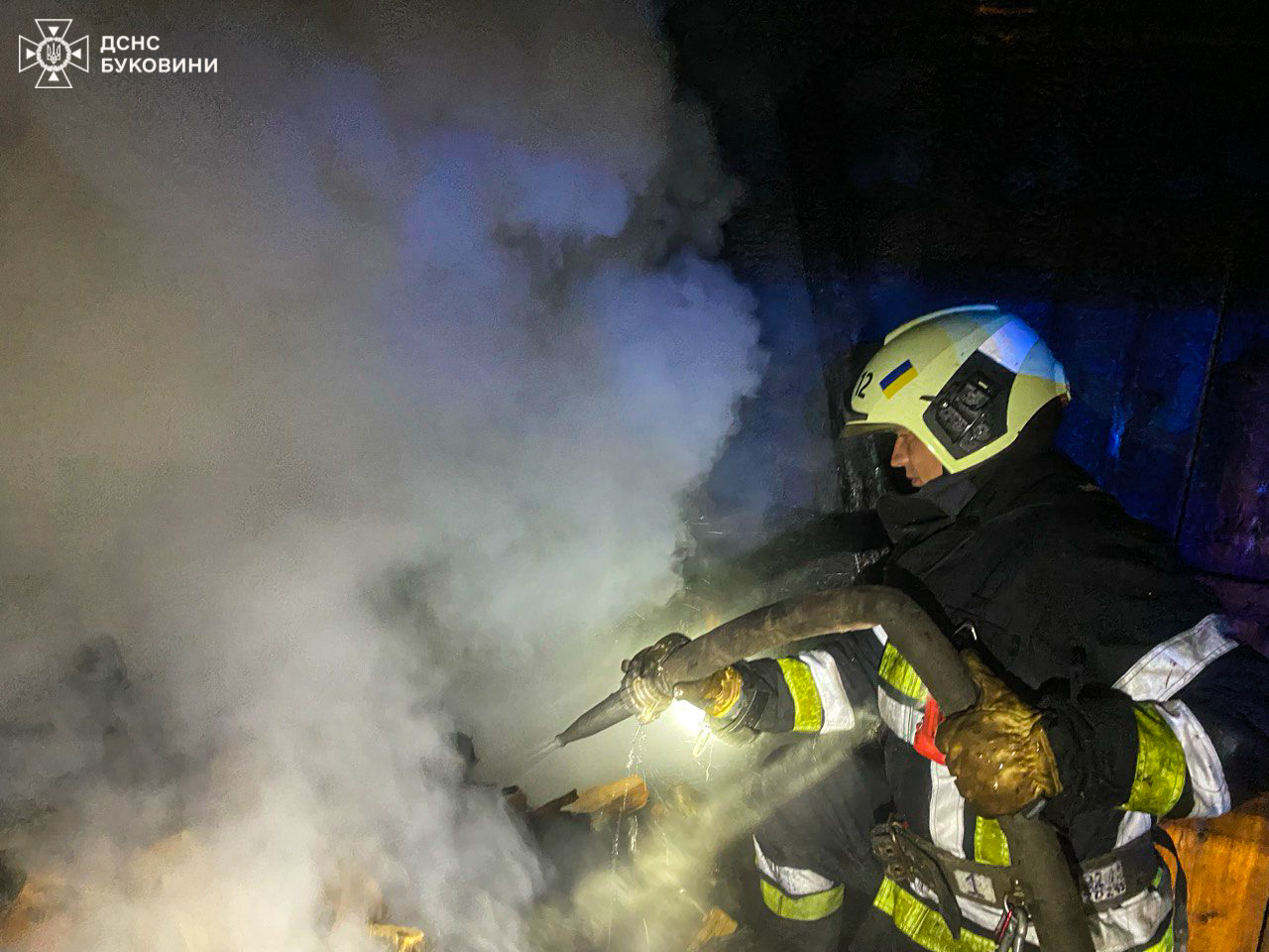 За минулу добу буковинські вогнеборці ліквідували 2 пожежі в господарській будівлі