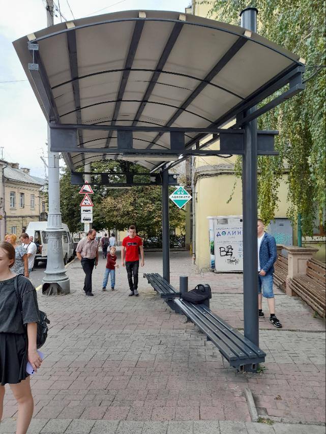 У Чернівцях відремонтували дві тролейбусні зупинки