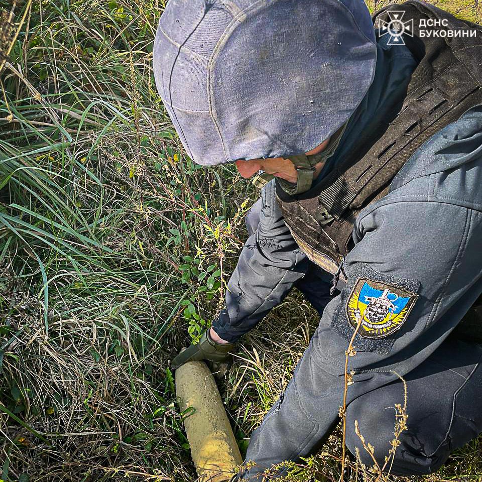 На Буковині піротехніки знищили застарілий артснаряд