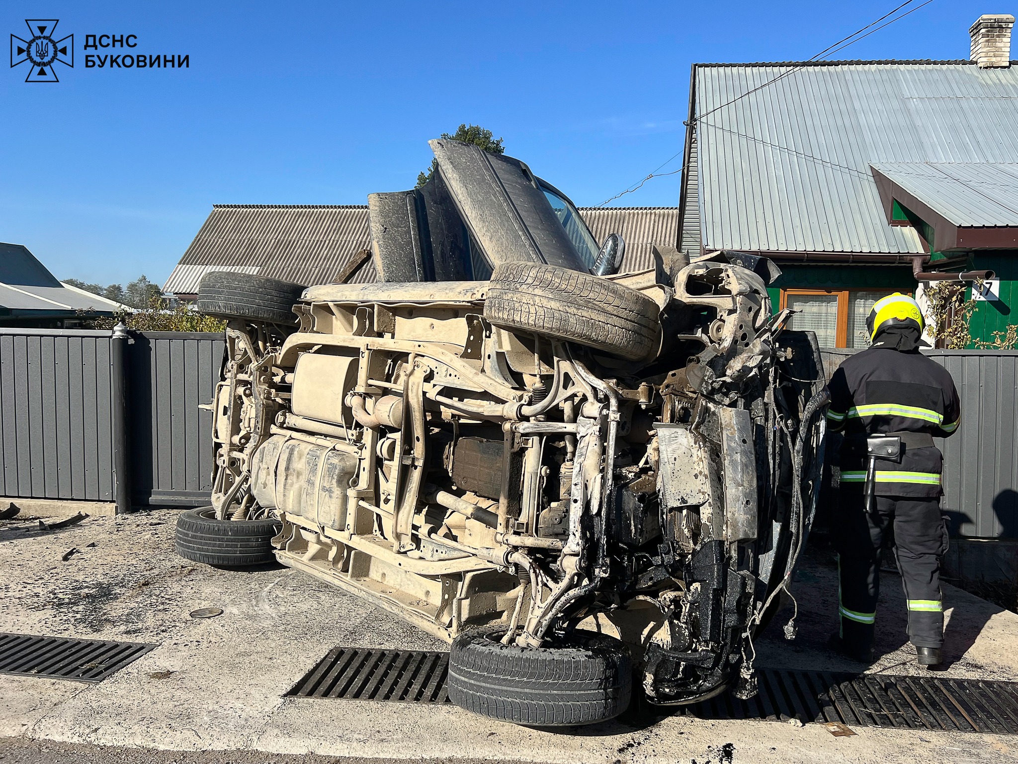 У селі Їжівці рятувальники деблокували водійку, затиснуту в авто внаслідок ДТП