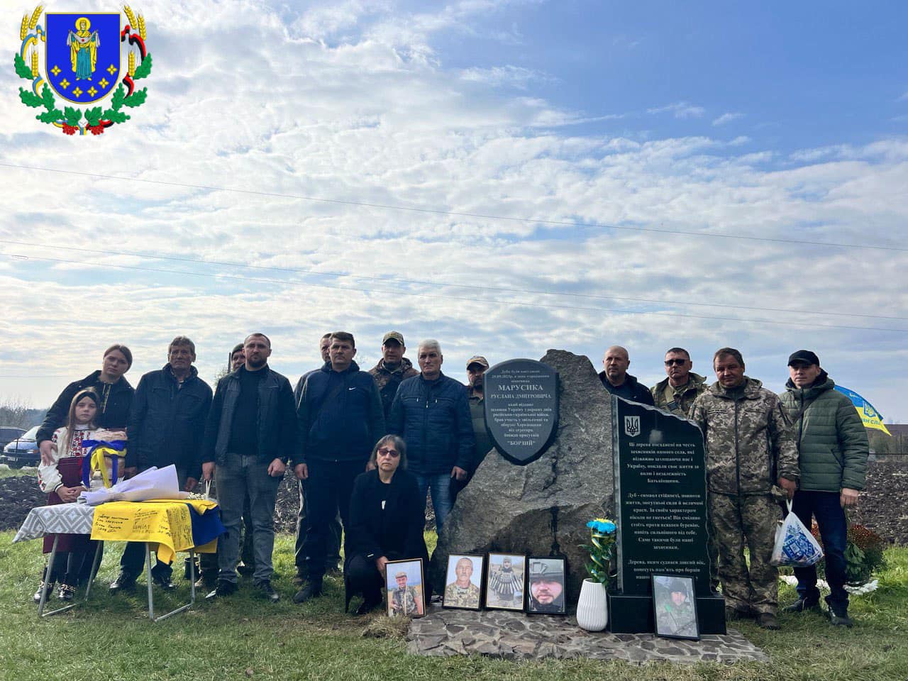 У селі Кадубівці відкрили пам’ятний камінь на честь загиблих односельчан-Героїв, що віддали свої життя за Україну