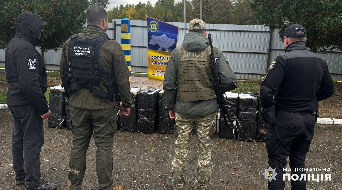 На Буковині поліцейські викрили чоловіка, який займався незаконним переміщенням контрабандних сигарет