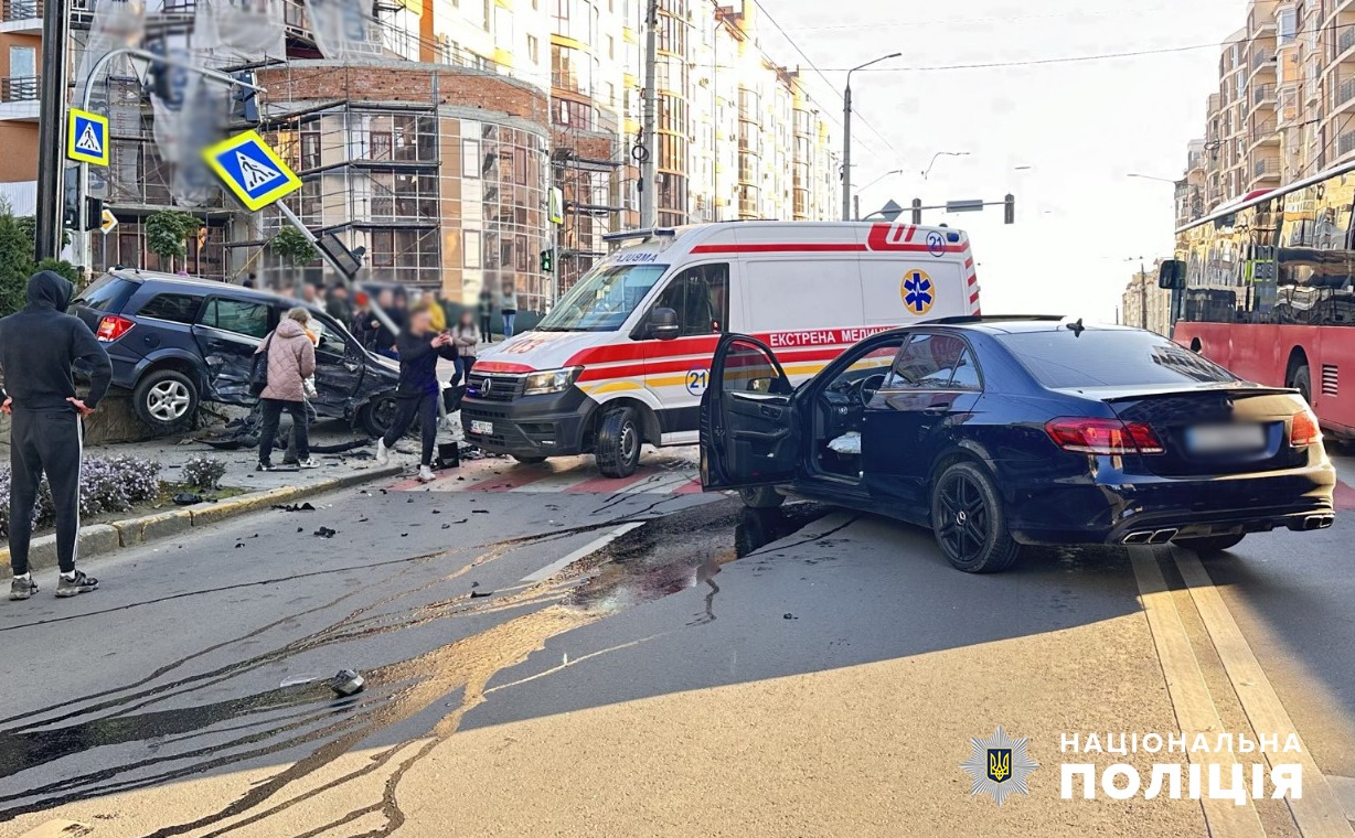 Чернівецькі поліцейські розслідують обставини дорожньо-транспортної пригоди з потерпілою