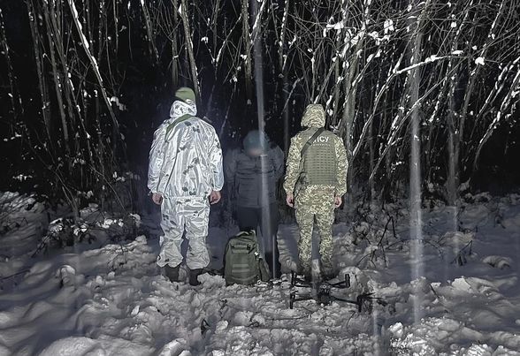 У снігових заметах на Буковині прикордонники затримали порушника