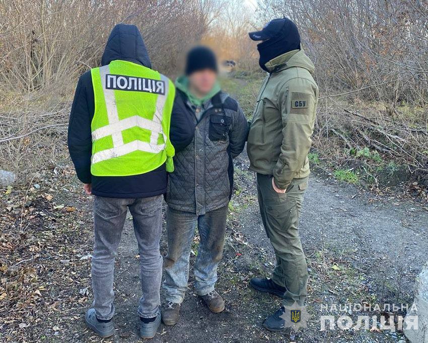 Поліція Києва та СБУ затримали чоловіка, який за вказівкою ворожих спецслужб намагався підірвати наряд поліції