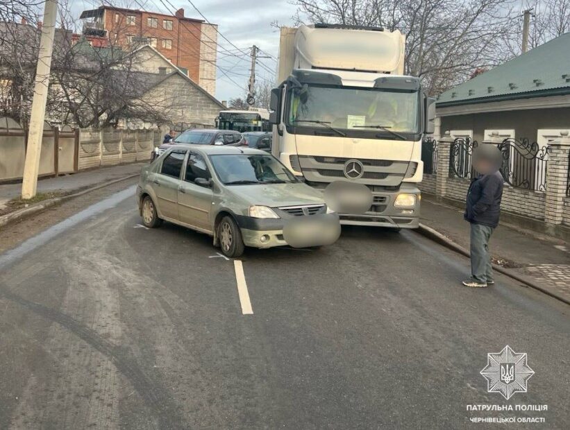 У Чернівцях на вулиці Винниченка трапилась ДТП: є ускладнення у русі