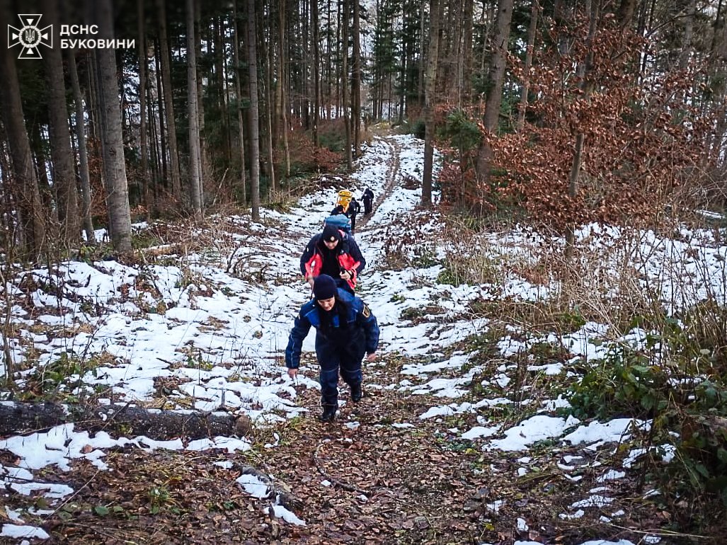 У селі Банилів-Підгірний рятувальники відшукали чоловіка, котрий кілька днів тому заблукав у лісі