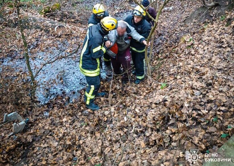 У Чернівцях рятувальники врятували чоловіка, котрий впав у яр