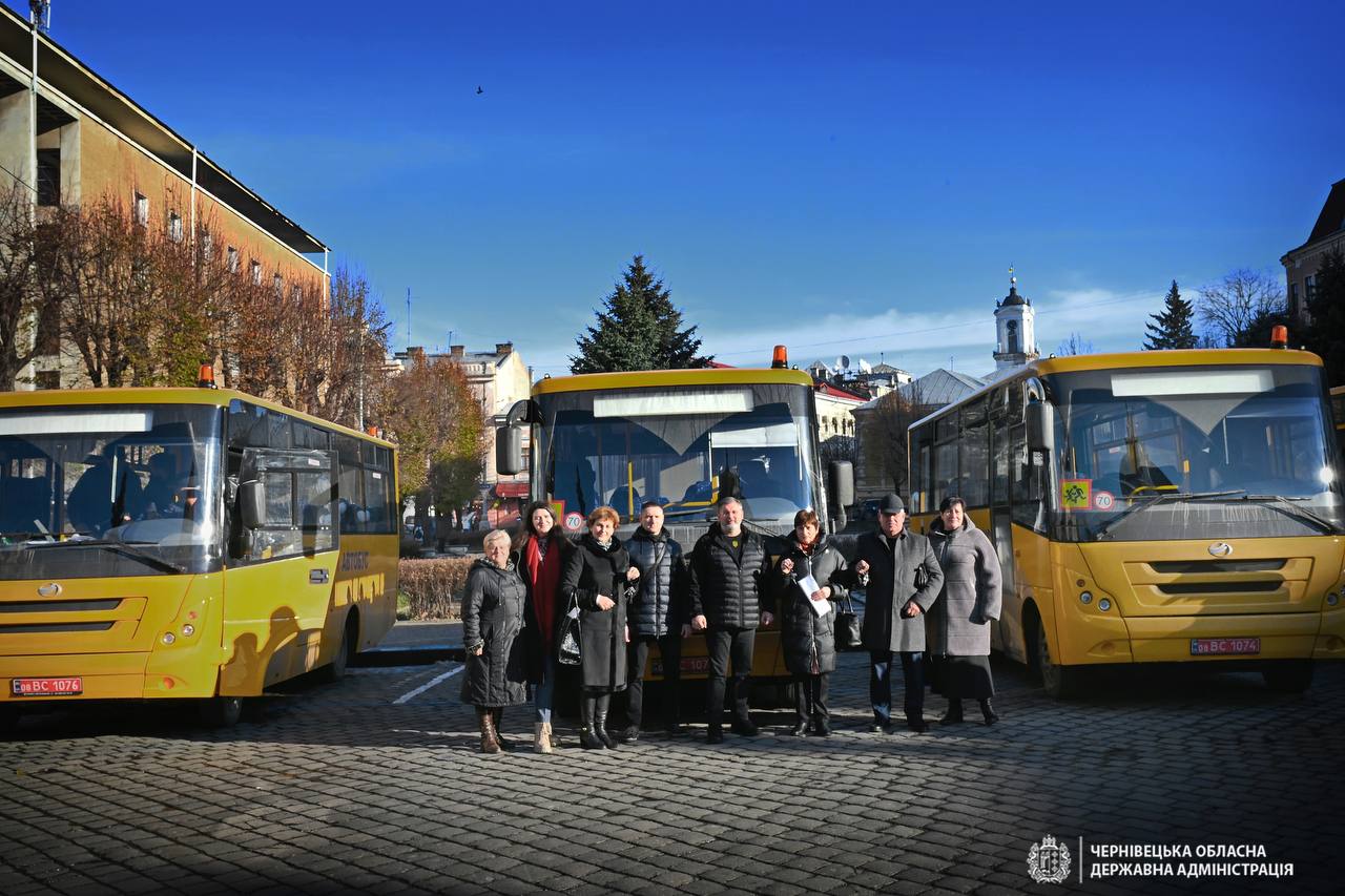 Буковинські громади отримали ще п’ять шкільних автобусів