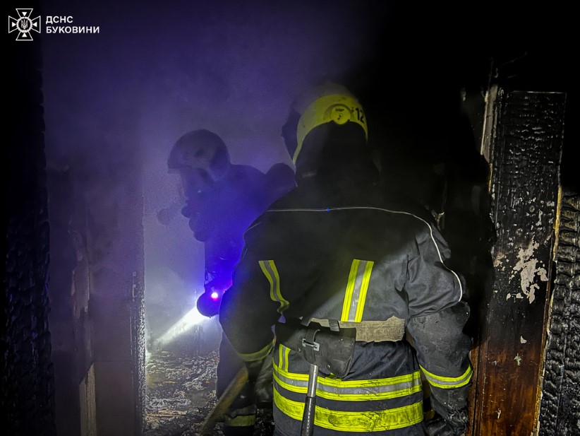 У Красноїльську вогнеборці ліквідували пожежу: одна особа травмована