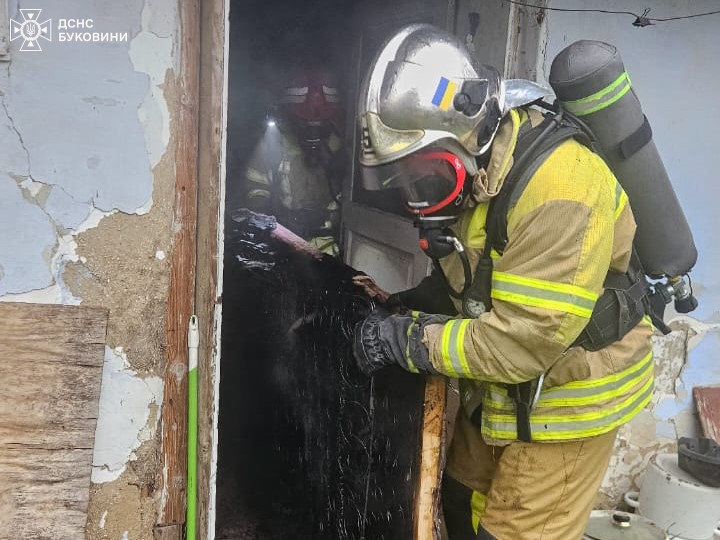 На Буковині вогнеборці ліквідували три пожежі