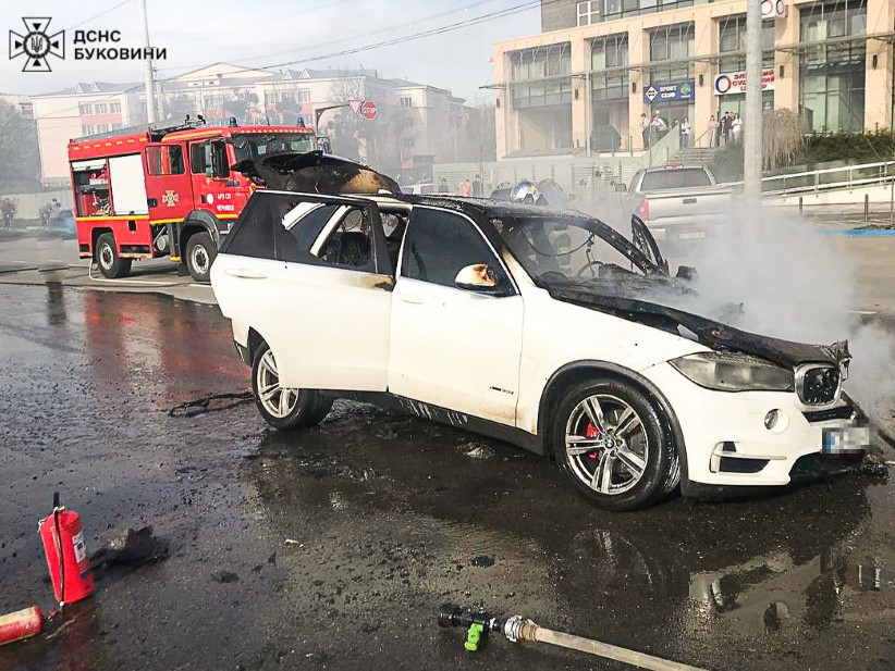 У Чернівцях вогнеборці ліквідували пожежу в авто