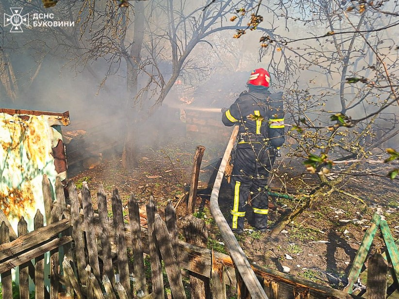 У Чернівецькій області вогнеборці ліквідували дві пожежі у житловому секторі
