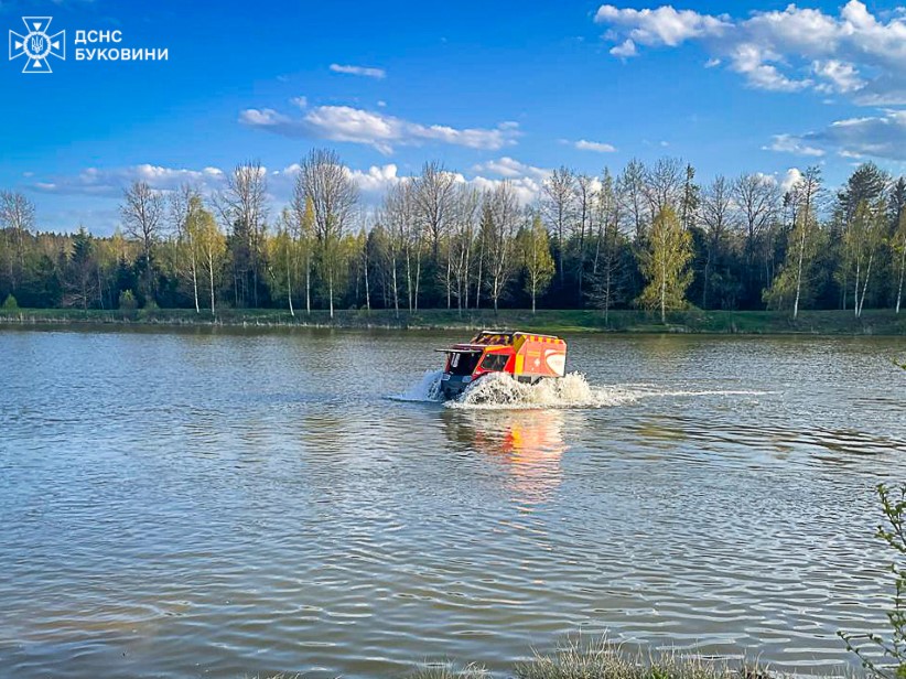 У Вижницькому районі надзвичайники дістали тіло з водойм
