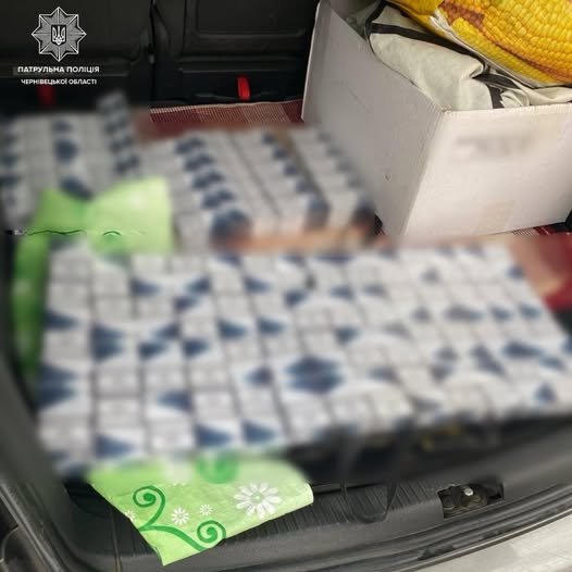 Поліцейські Буковини зупинили водійку, яка перевозила цигарки без розміщених марок акцизного збору