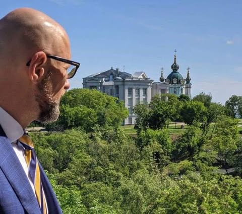 Суд зобов’язав Наталію Мосейчук спростувати фейк про виїзд Арсенія Яценюка за кордон