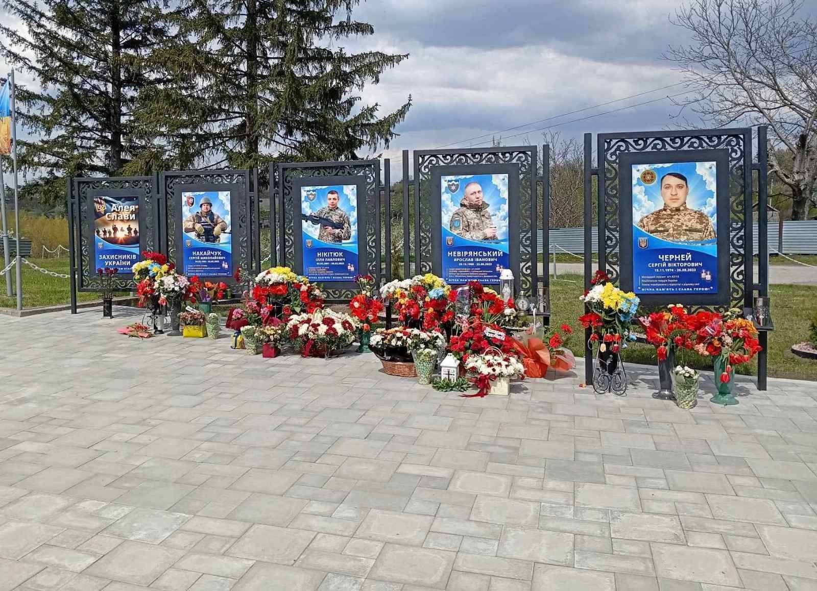 У селі Росошани Кельменецької громади відкрили Алею слави