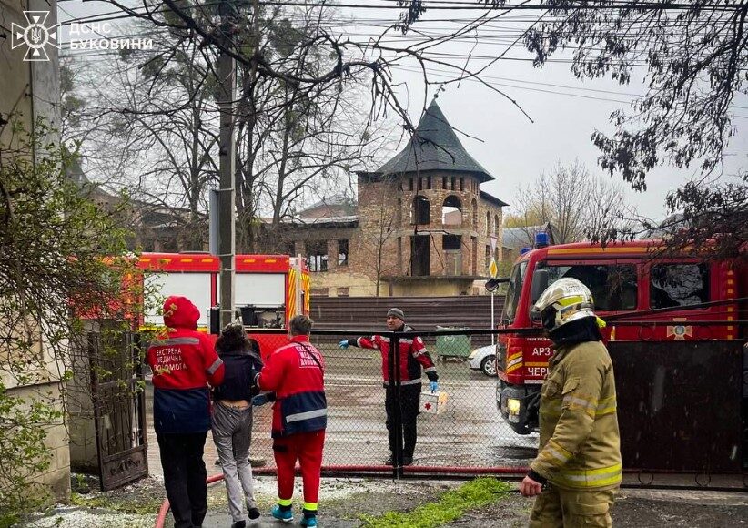 У Чернівцях вогнеборці врятували жінку під час пожежі