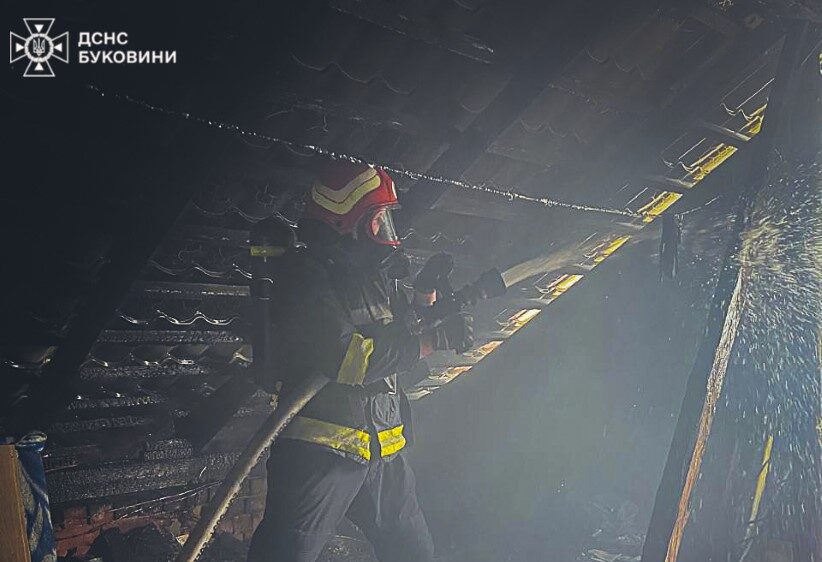 На Буковині вогнеборці ліквідували дві пожежі у житловому секторі