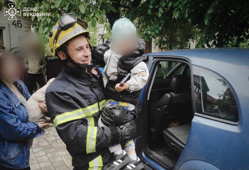 У Чернівцях рятувальники врятували малюка із заблокованої автівки