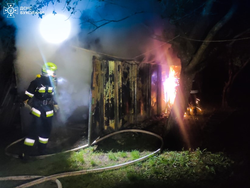 У Чернівецькій області рятувальники ліквідували пожежу у господарській будівлі