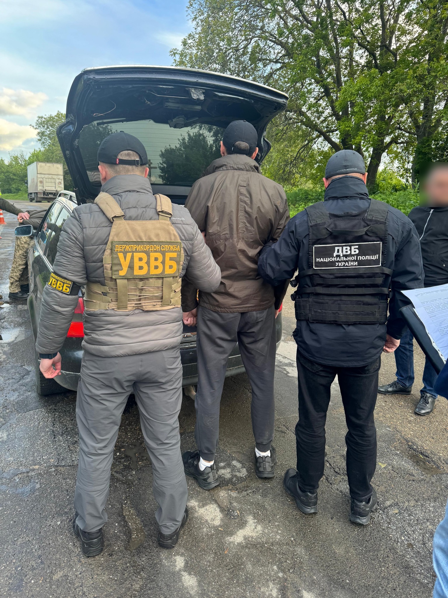 На західній ділянці кордону прикордонники викрили хабародавців