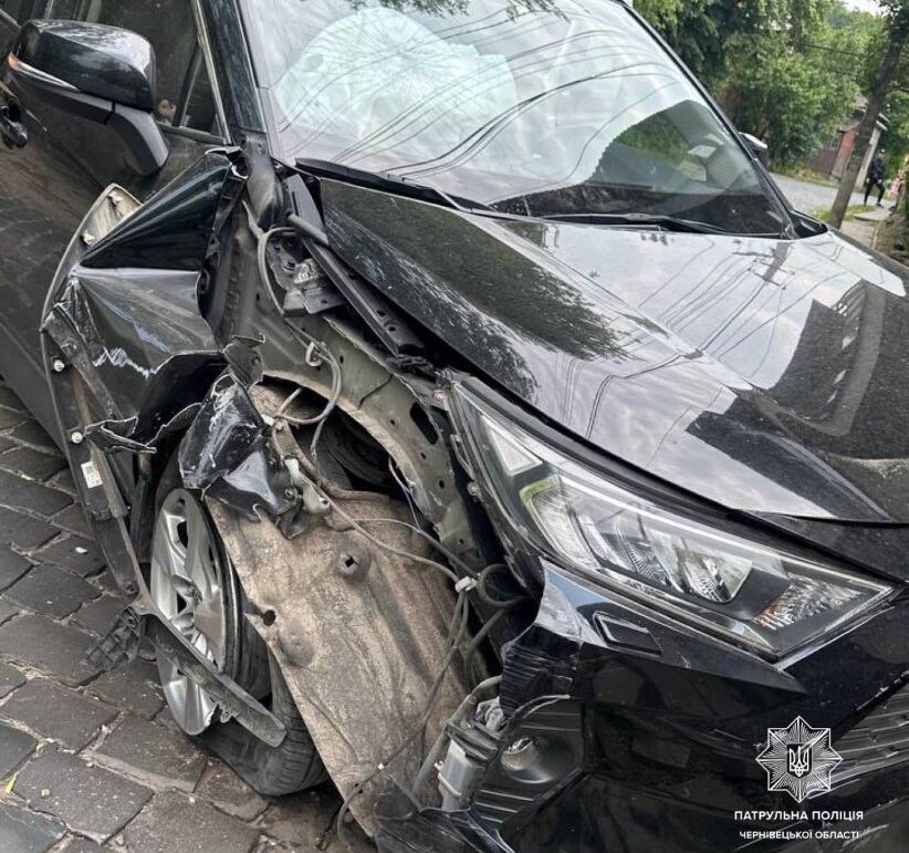 У Чернівцях на вулиці Лубенській сталася ДТП: рух перекрито