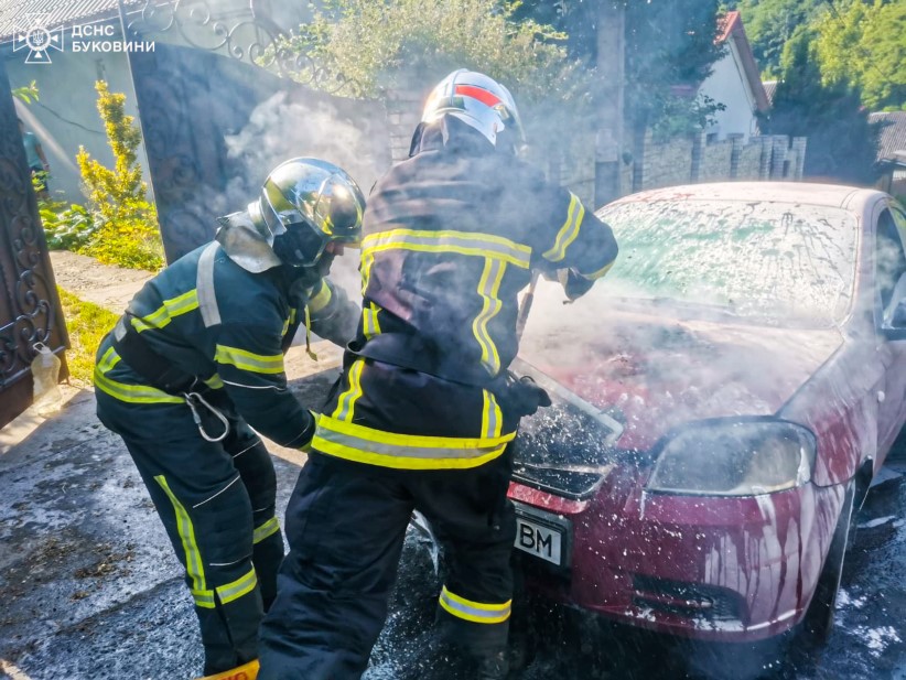 На Буковині вогнеборці ліквідували загоряння двох автомобілів