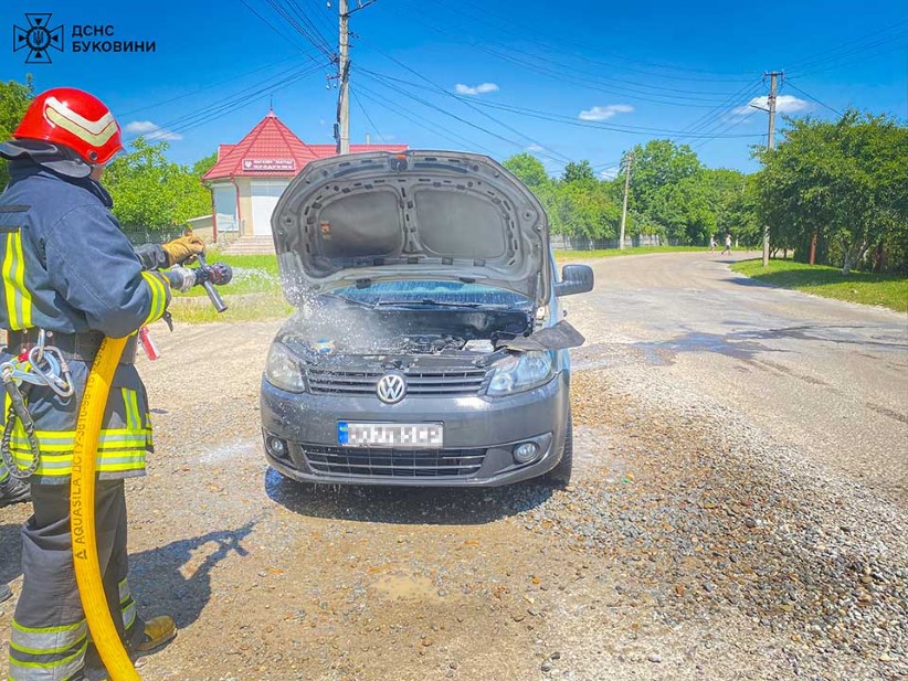 На Буковині рятувальники ліквідували загоряння трьох автомобілів