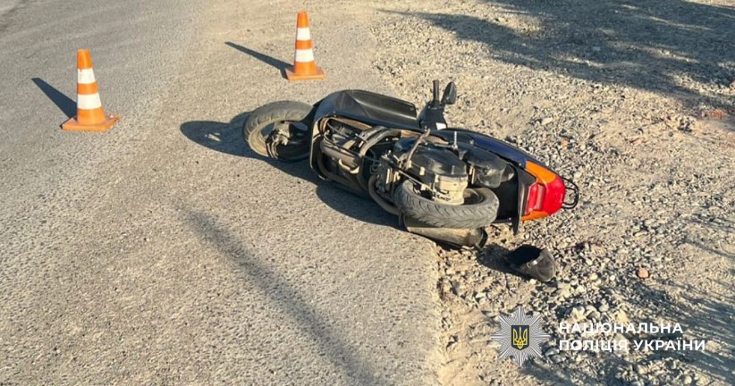 На Буковині поліціянти розслідують обставини ДТП, у якій травмувався водій моторолера