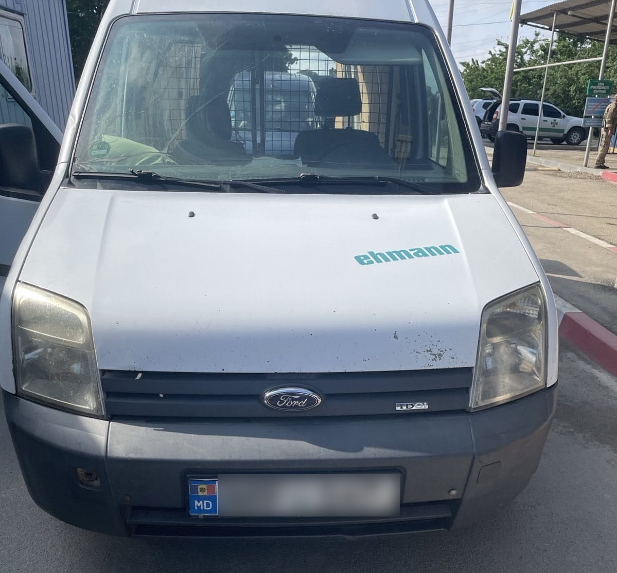 На кордоні з Молдовою прикордонники виявили мікроавтобус із видаленим VIN-кодом