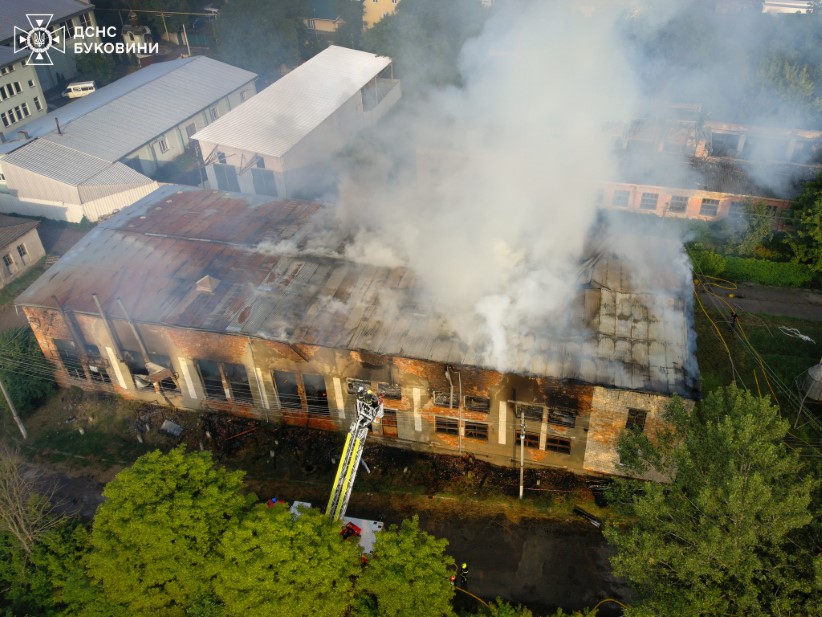 На Буковині рятувальники ліквідували масштабну пожежу на підприємстві