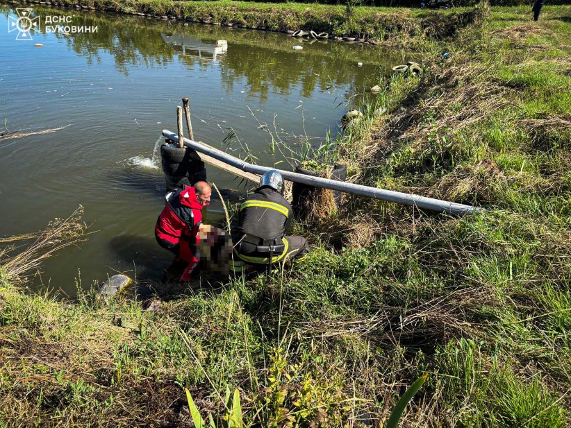 У Чернівецькому районі рятувальники підняли на берег тіло потопельника