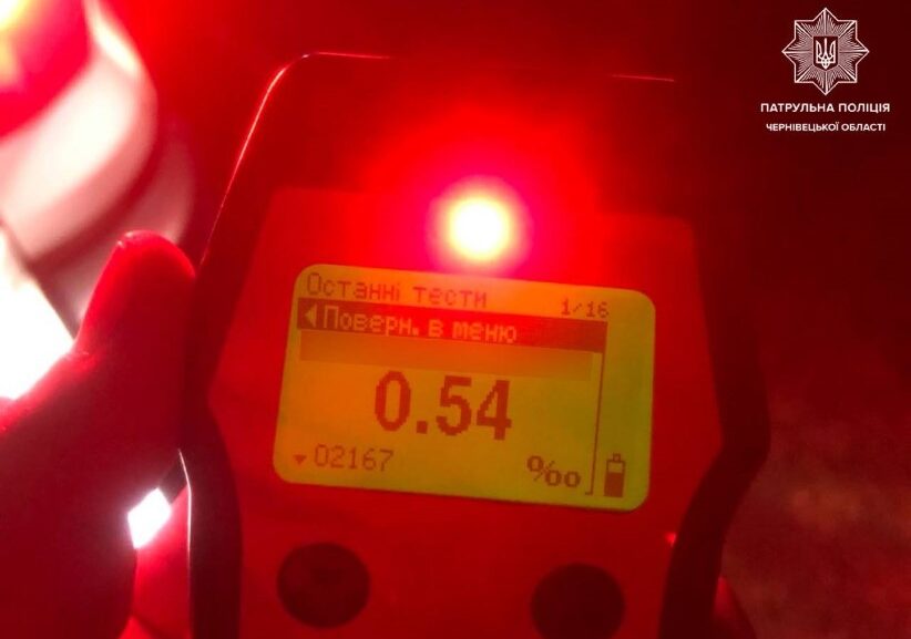 На Буковині затримали нетверезу водійку мотоцикла без посвідчення