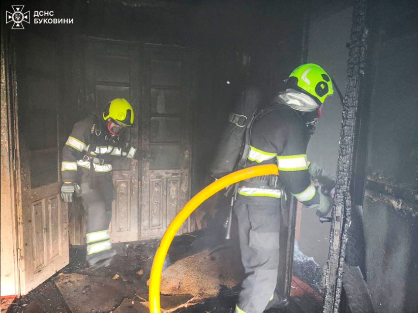 У Чернівецькій області вогнеборці ліквідували дві пожежі у житловому секторі