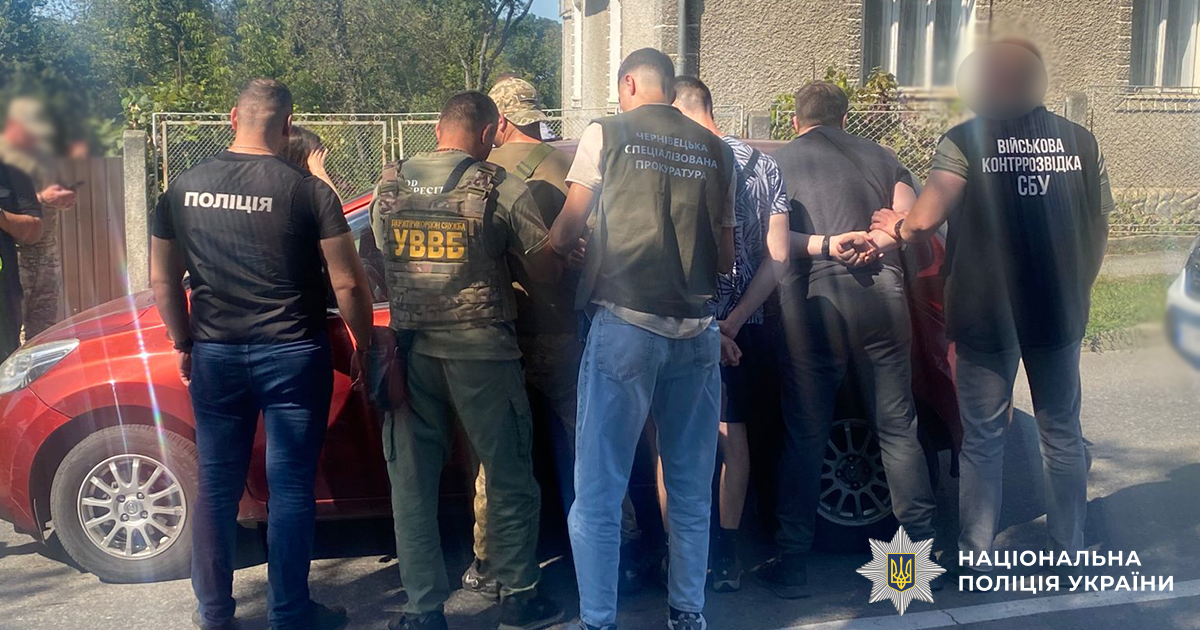 На Буковині правоохоронці викрили двох чоловіків на організації незаконного переправлення призовників за кордон