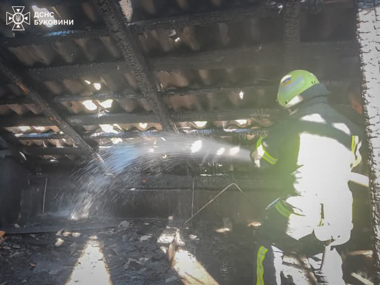 У Чернівецькій області двоє осіб травмувалися під час пожежі