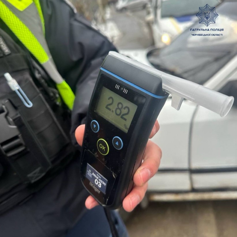 У Чернівцях нетверезий водій Mercedes-Benz в’їхав в електроопору