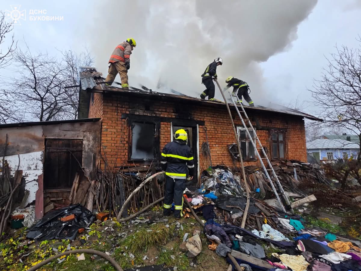 На Буковині вогнеборці ліквідували три пожежі