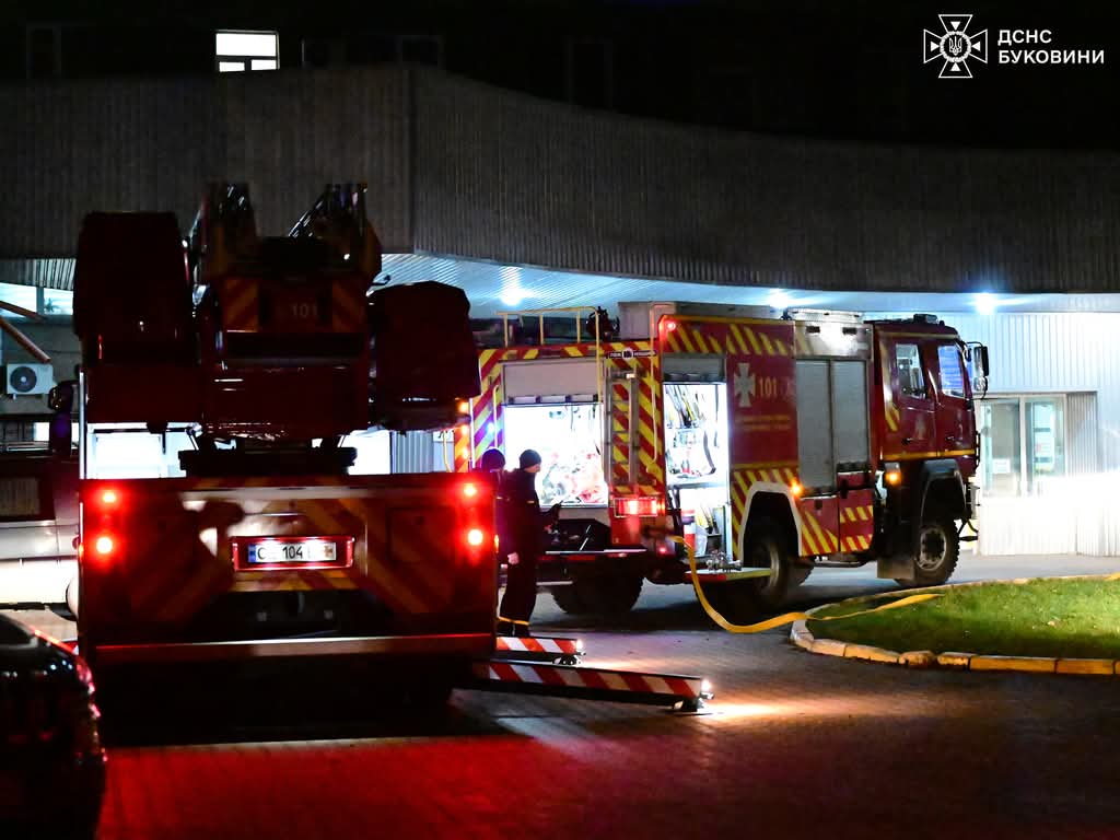 У Чернівцях вогнеборці ліквідували пожежу у лікарні швидкої медичної допомоги