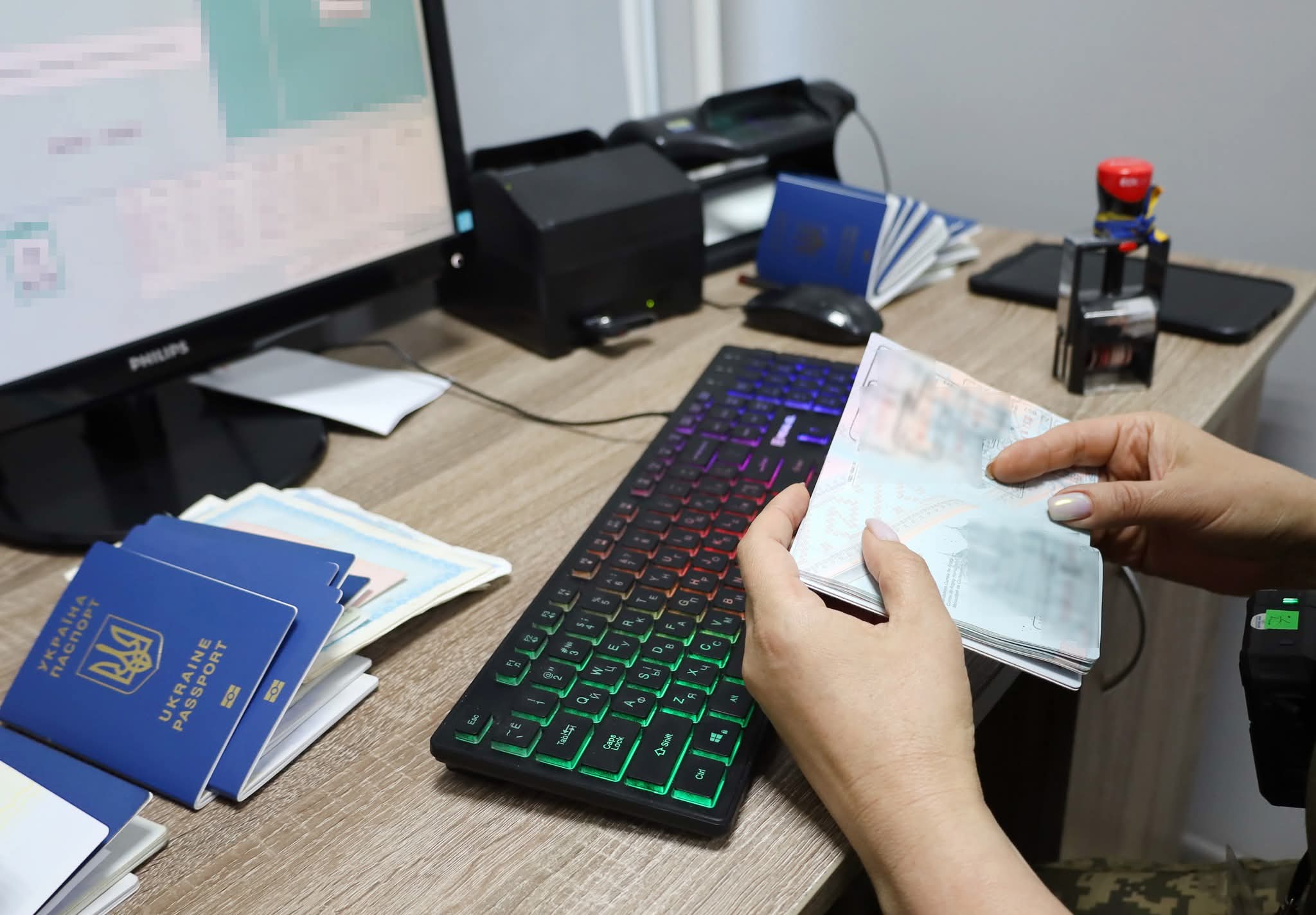 На пункті пропуску “Мамалига” у громадянки України виявили чужий закордонний паспорт