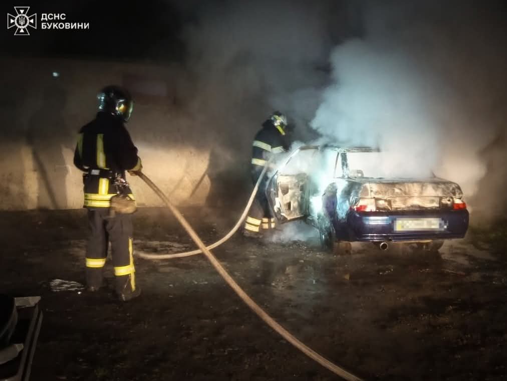 У Чернівцях вогнеборці ліквідували загоряння автомобіля