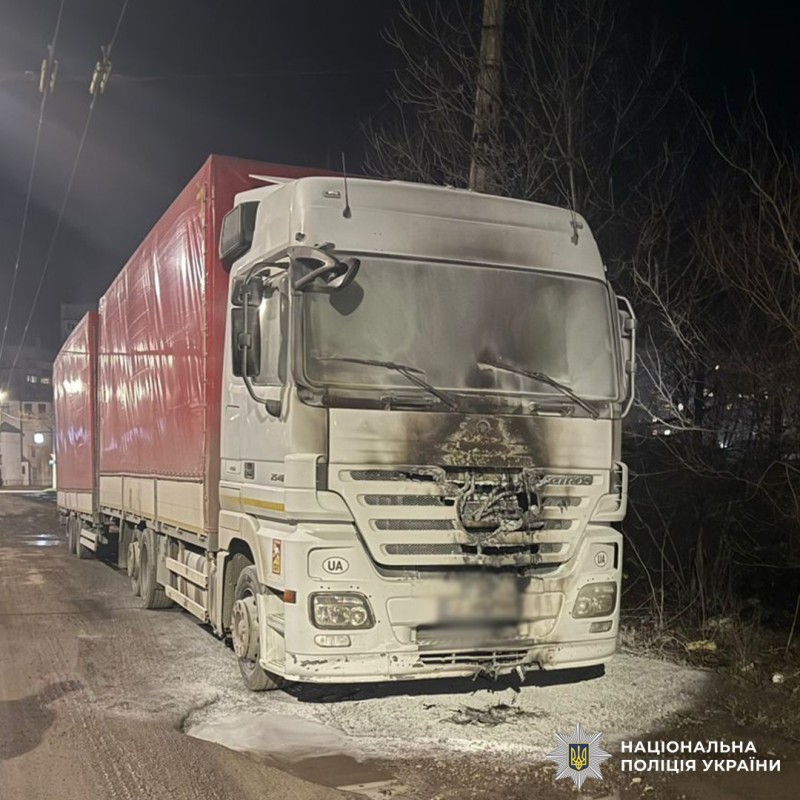 Буковинські поліцейські затримали чоловіка, причетного до підпалу вантажівки