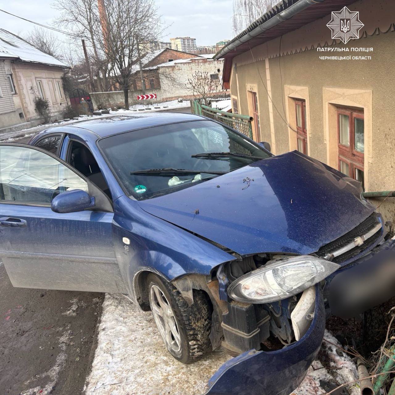У Чернівцях п’яний водій Chevrolet врізався в огорожу та будинок