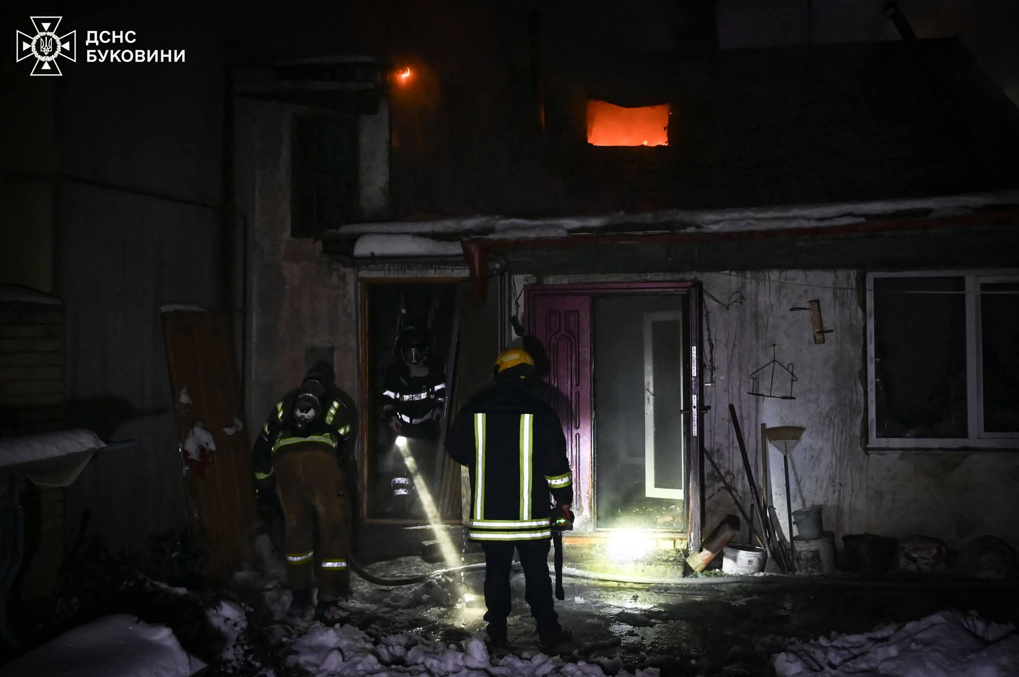 У Чернівецькій області за добу сталося дев’ять пожеж: одна людина загинула, двох врятували