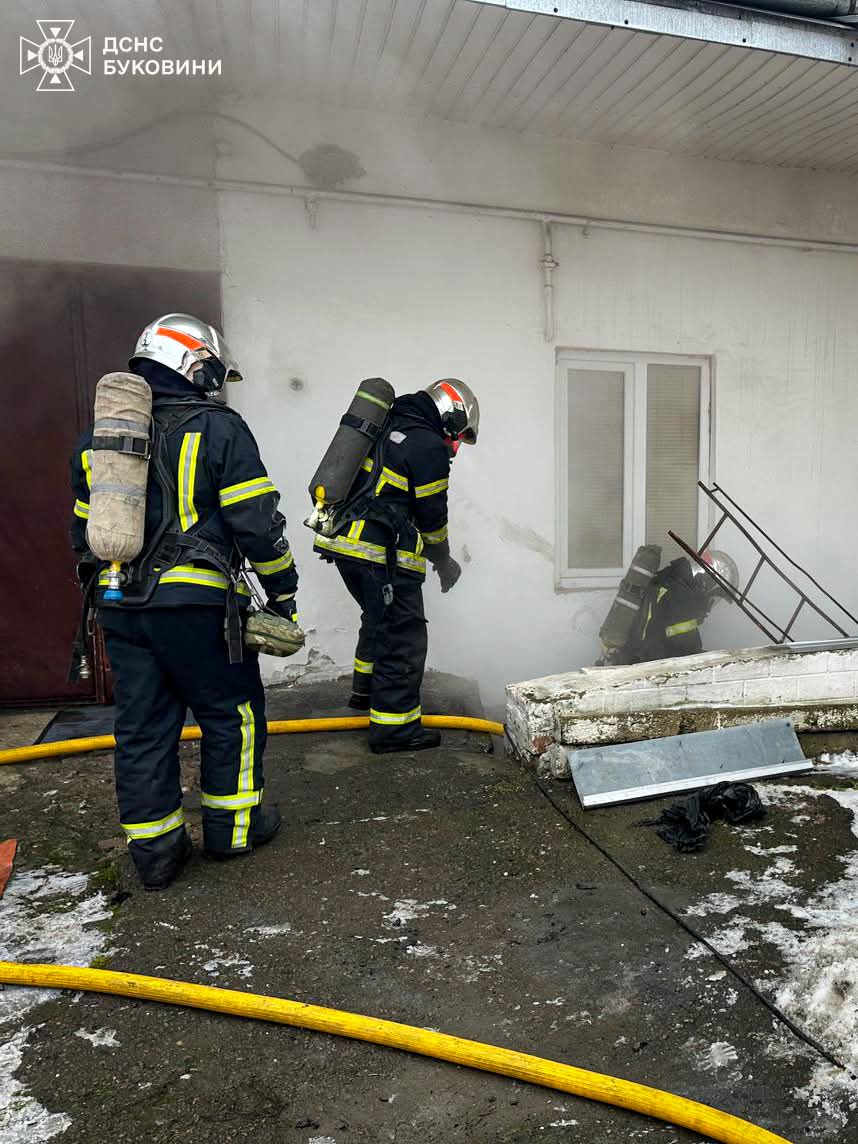 У Чернівцях вогнеборці ліквідували пожежу у житловому будинку